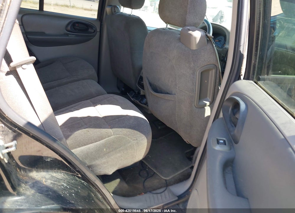 2004 CHEVROLET TRAILBLAZER LS VIN: 1GNDS13S942282915