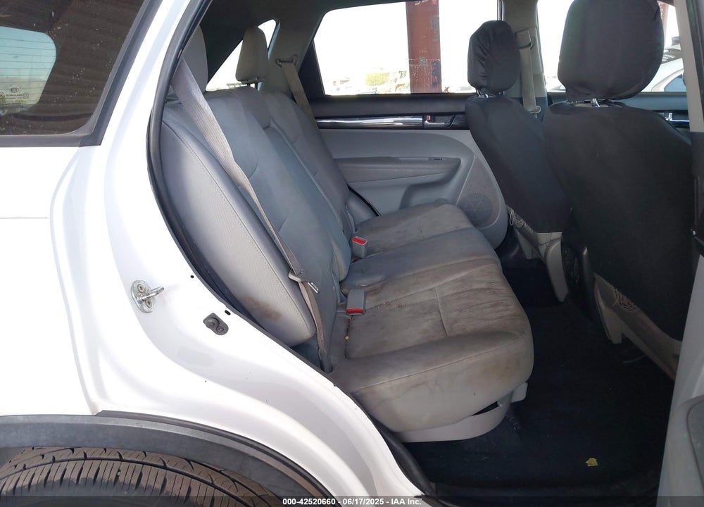 2011 KIA SORENTO VIN: 5XYKT4A14BG043025
