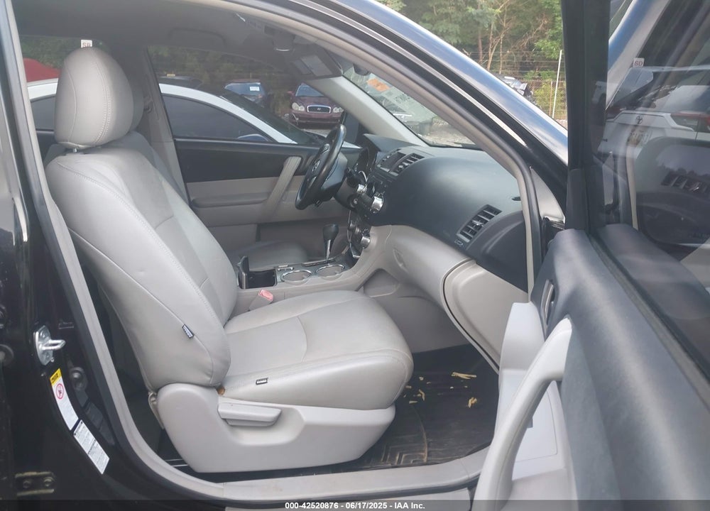 2011 TOYOTA HIGHLANDER BASE V6 VIN: 5TDBK3EHXBS082337