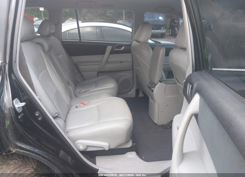 2011 TOYOTA HIGHLANDER BASE V6 VIN: 5TDBK3EHXBS082337