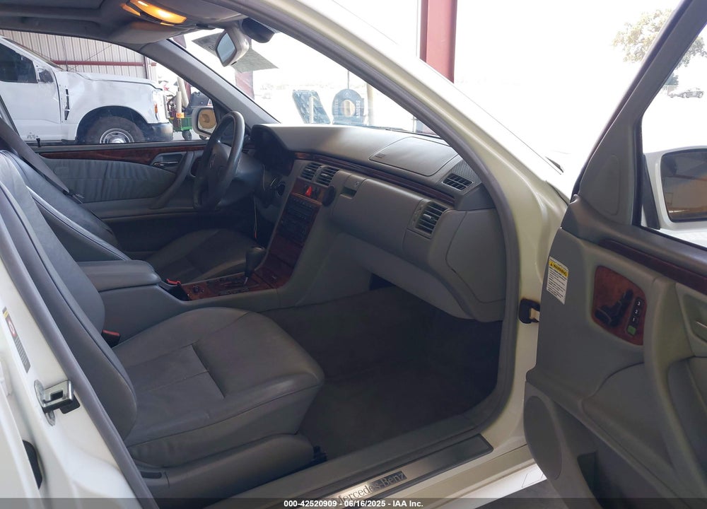 2000 MERCEDES-BENZ E 320 4M VIN: WDBJF82J5YX029440