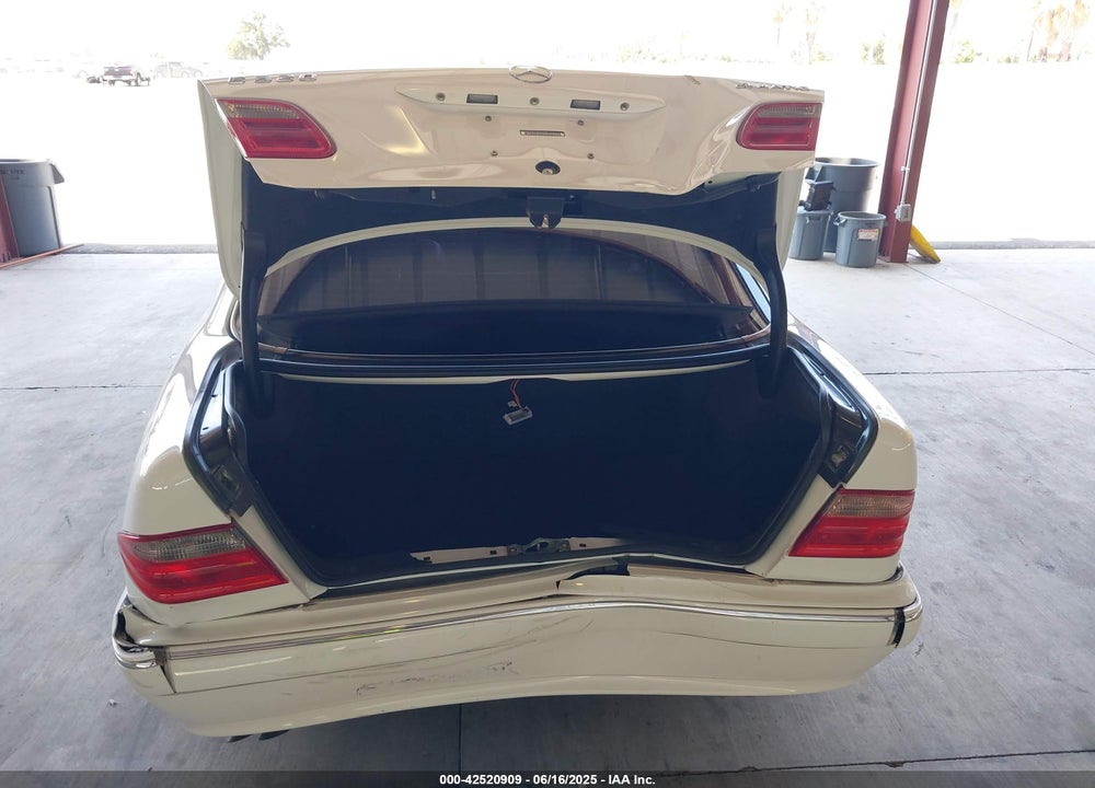 2000 MERCEDES-BENZ E 320 4M VIN: WDBJF82J5YX029440