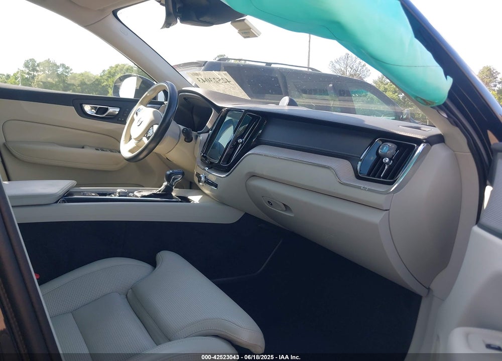 2019 VOLVO XC60 T5 INSCRIPTION VIN: LYV102DL2KB184884