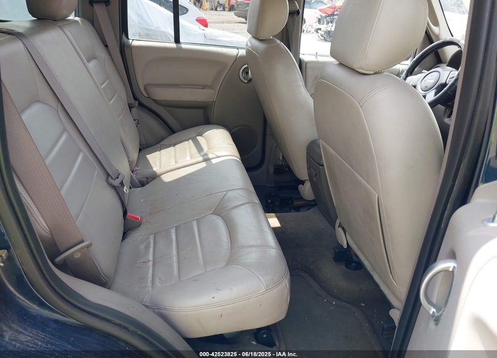 2004 JEEP LIBERTY VIN: 1J4GL58K94W126122