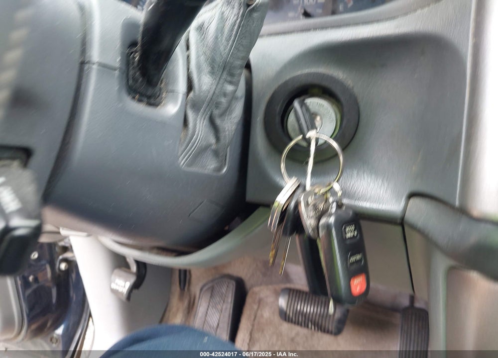 2001 TOYOTA SIENNA XLE VIN: 4T3ZF13CX1U333160