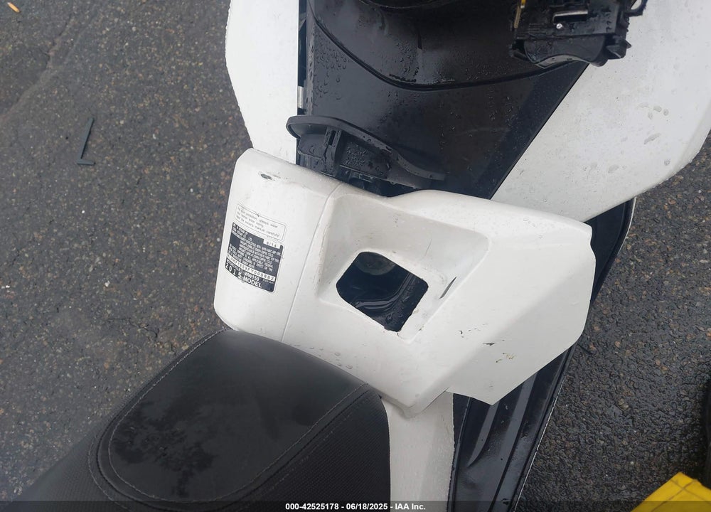 2015 HONDA PCX 150 VIN: RLHKF1809FY000882