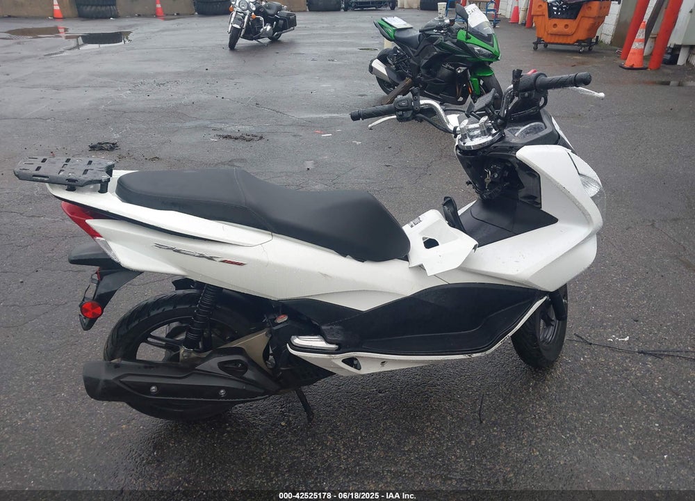 2015 HONDA PCX 150 VIN: RLHKF1809FY000882