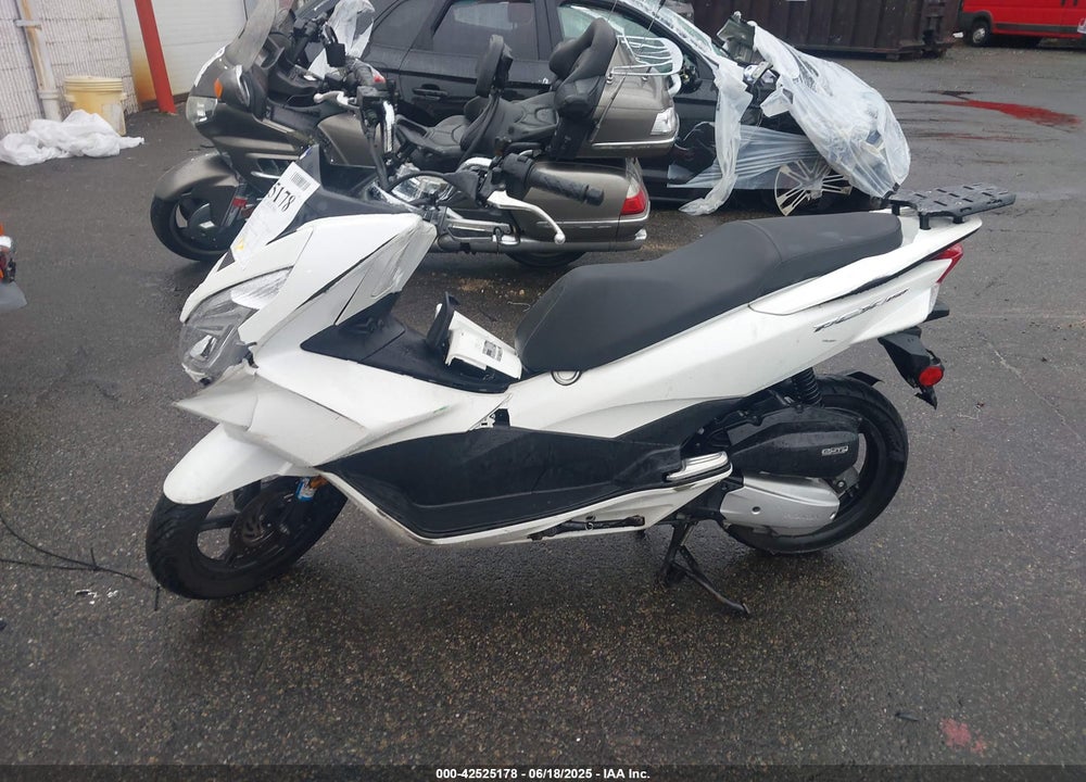 2015 HONDA PCX 150 VIN: RLHKF1809FY000882