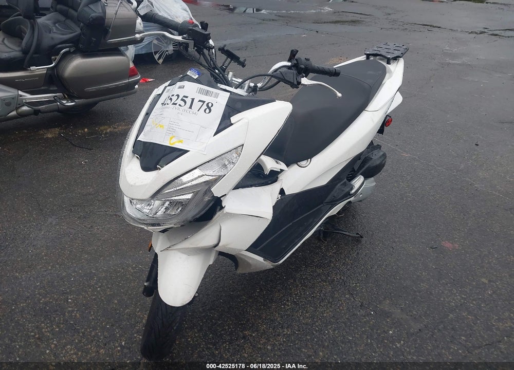 2015 HONDA PCX 150 VIN: RLHKF1809FY000882
