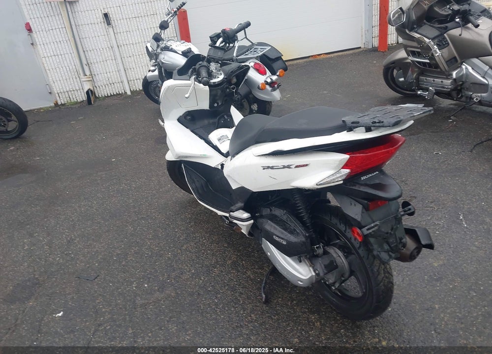 2015 HONDA PCX 150 VIN: RLHKF1809FY000882