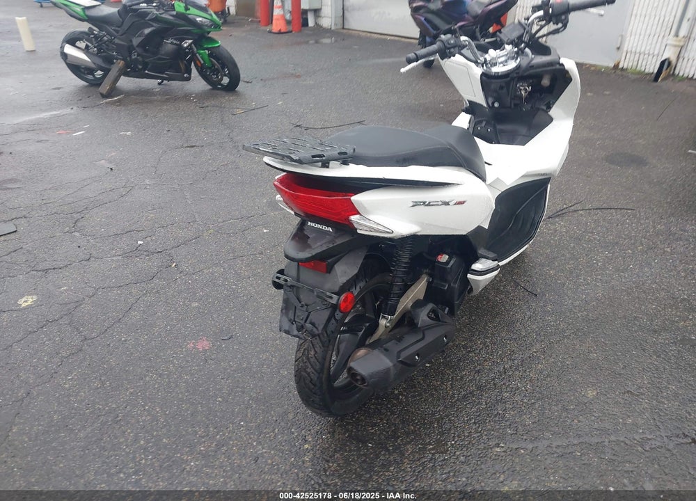 2015 HONDA PCX 150 VIN: RLHKF1809FY000882