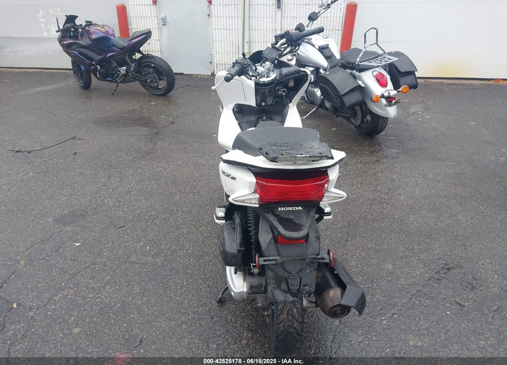 2015 HONDA PCX 150 VIN: RLHKF1809FY000882