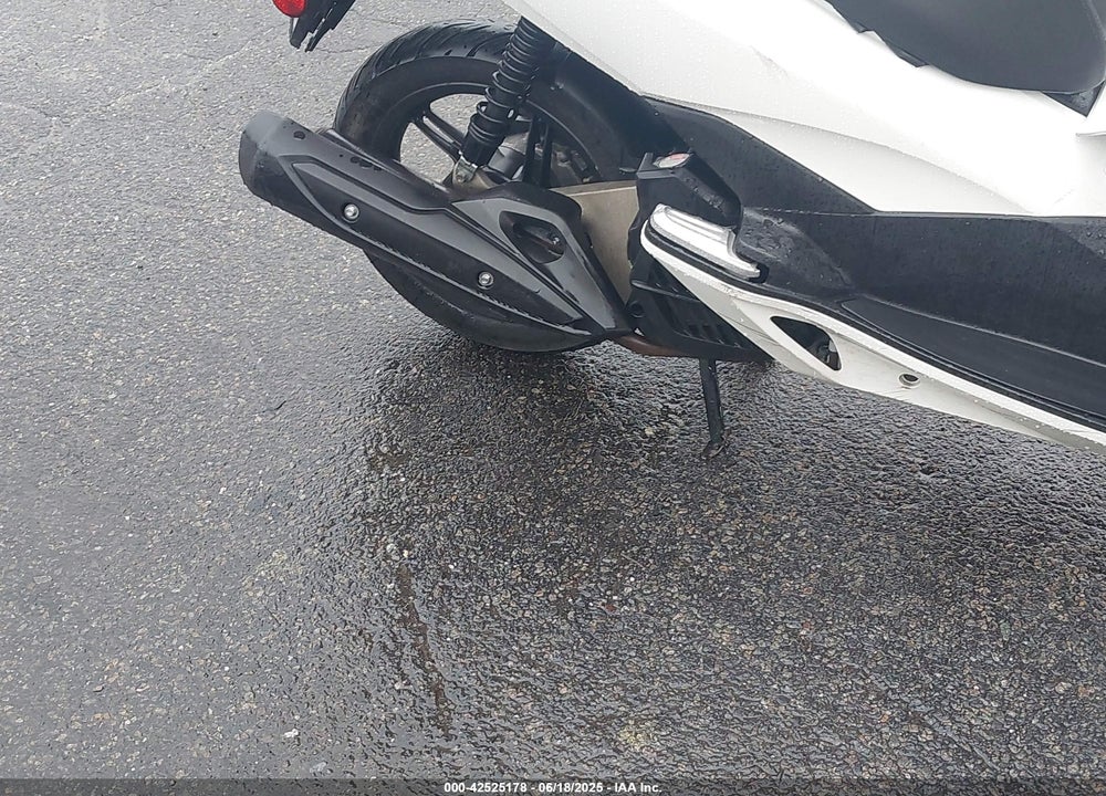 2015 HONDA PCX 150 VIN: RLHKF1809FY000882