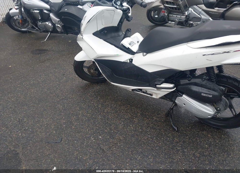 2015 HONDA PCX 150 VIN: RLHKF1809FY000882