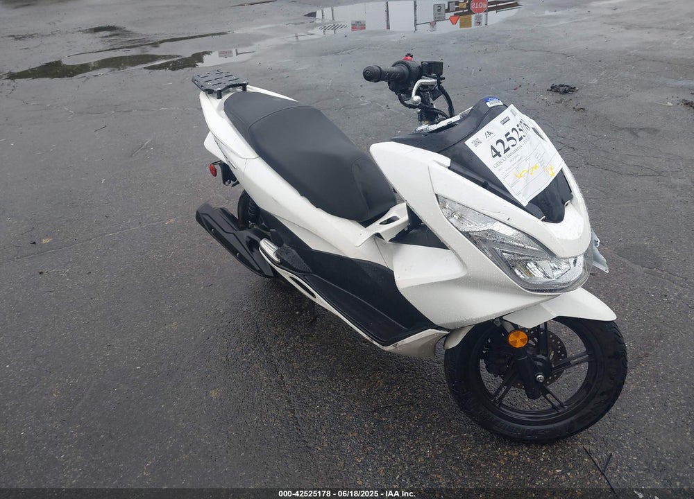 2015 HONDA PCX 150 VIN: RLHKF1809FY000882