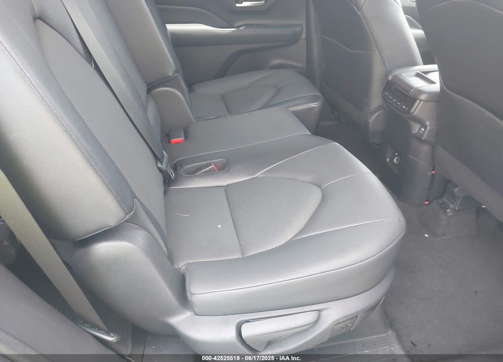 2024 TOYOTA GRAND HIGHLANDER XLE VIN: 5TDAAAA55RS000832