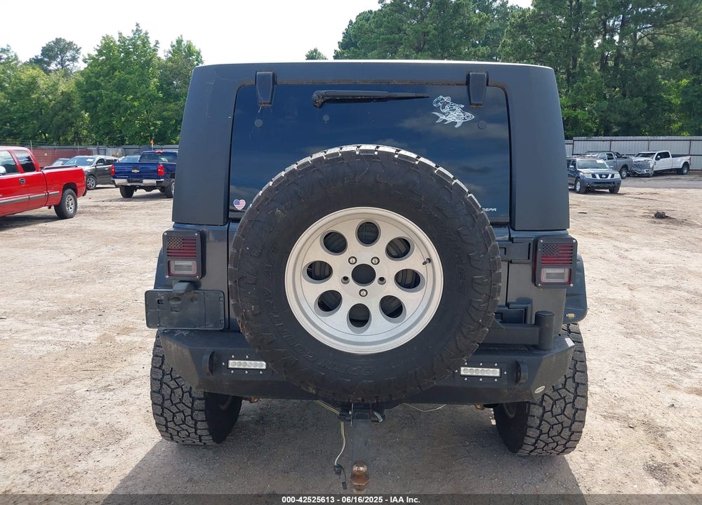 2008 JEEP WRANGLER UNLIMITED SAHARA VIN: 1J4GA591X8L520621
