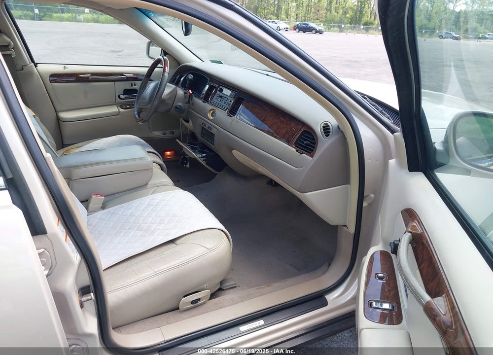 2001 LINCOLN TOWN CAR CARTIER VIN: 1LNHM83W81Y688740