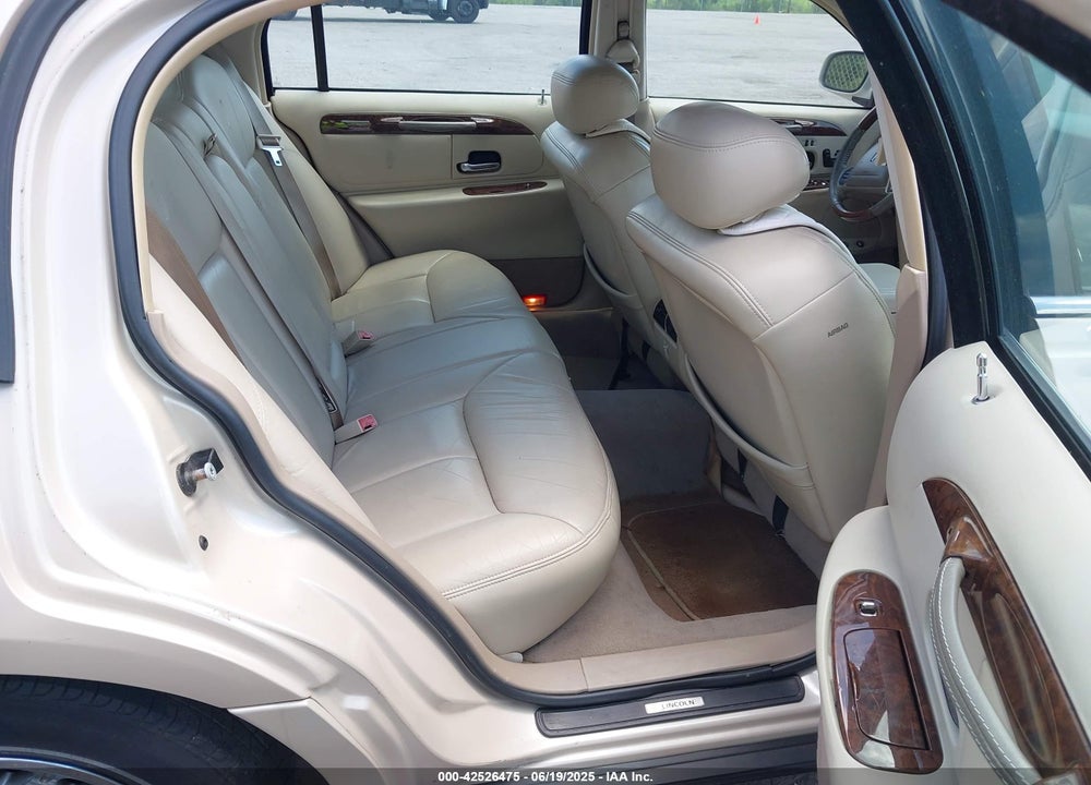 2001 LINCOLN TOWN CAR CARTIER VIN: 1LNHM83W81Y688740