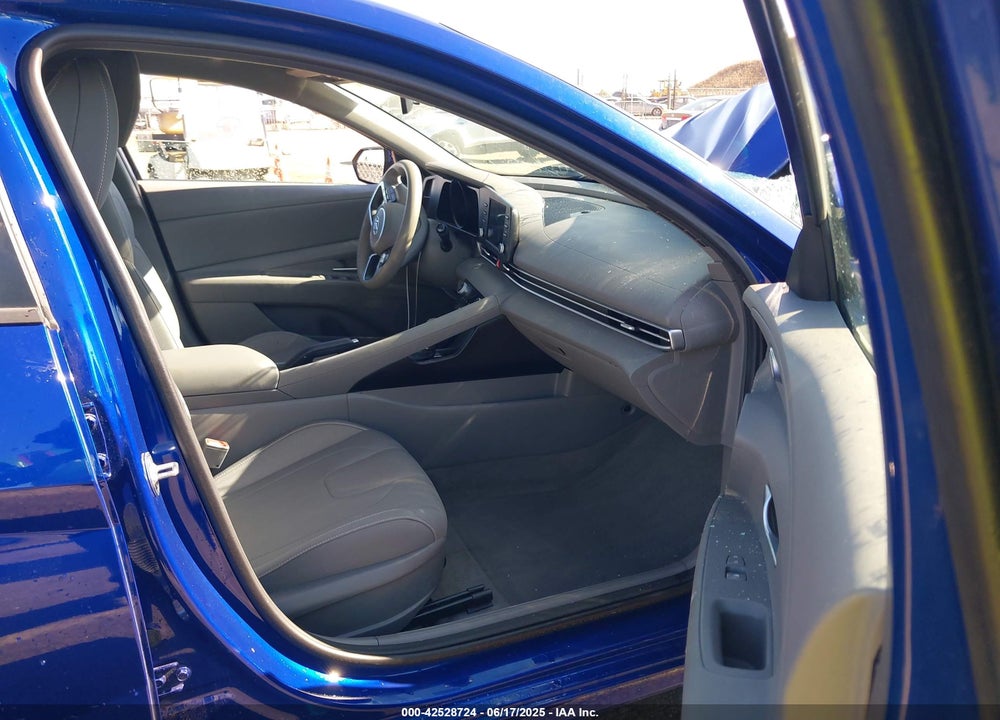 2023 HYUNDAI ELANTRA VIN: 5NPLM4AG7PH092158