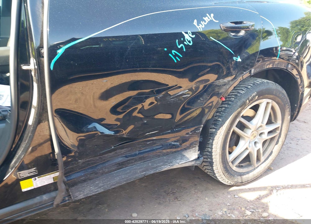 2011 PORSCHE CAYENNE VIN: WP1AA2A21BLA08606