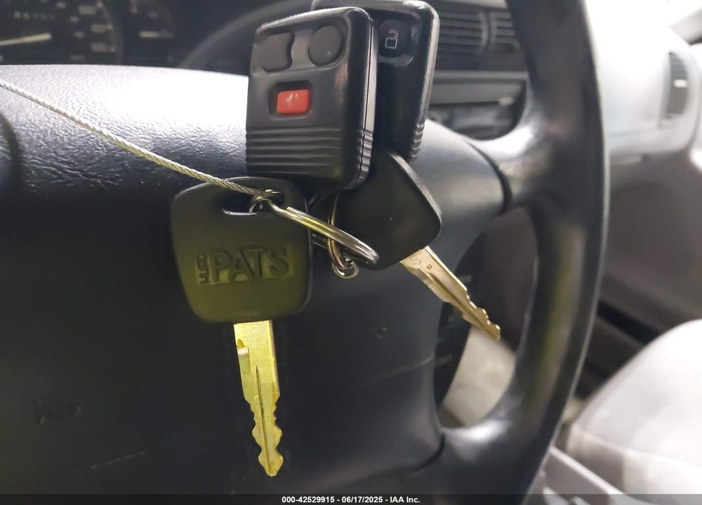 2000 FORD EXPLORER XLS VIN: 1FMZU72X1YZC58027