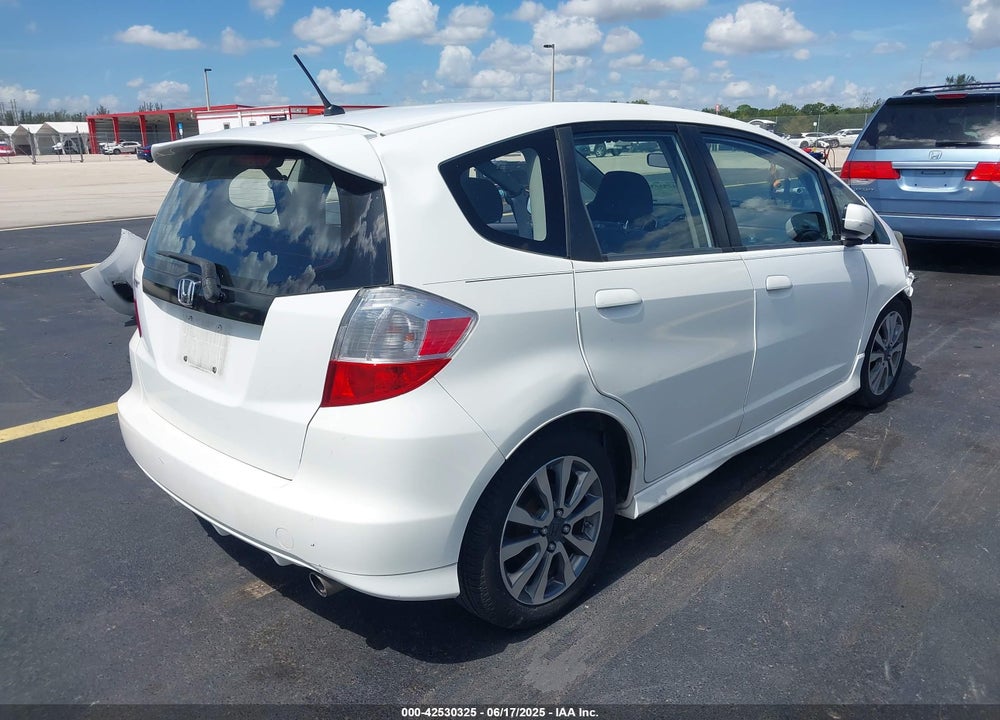 2013 HONDA FIT SPORT VIN: JHMGE8H59DC077693