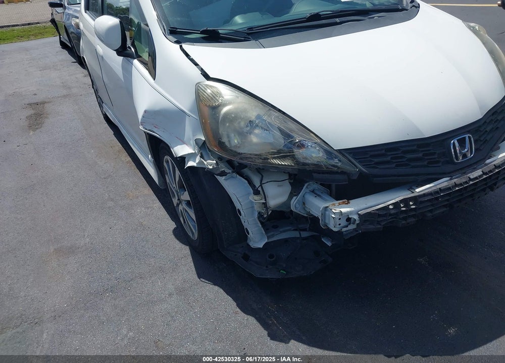 2013 HONDA FIT SPORT VIN: JHMGE8H59DC077693