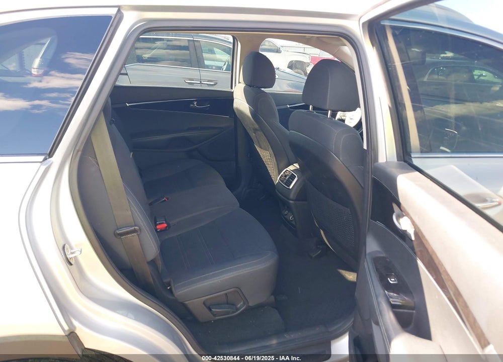 2018 KIA SORENTO VIN: 5XYPG4A30JG381371