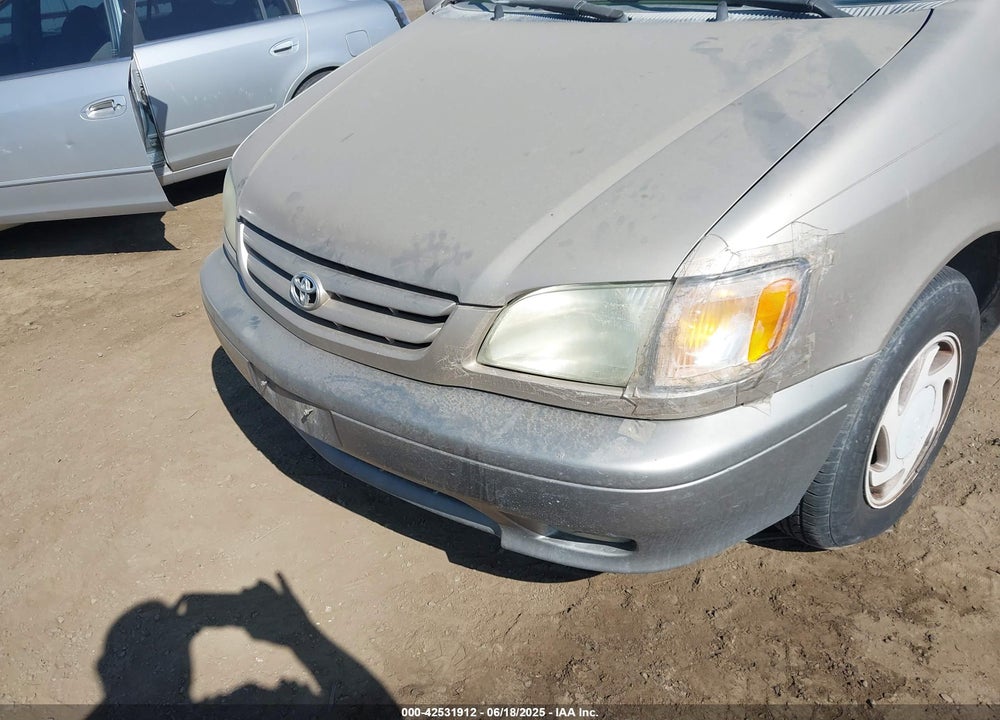 2002 TOYOTA SIENNA XLE VIN: 4T3ZF13C72U419558