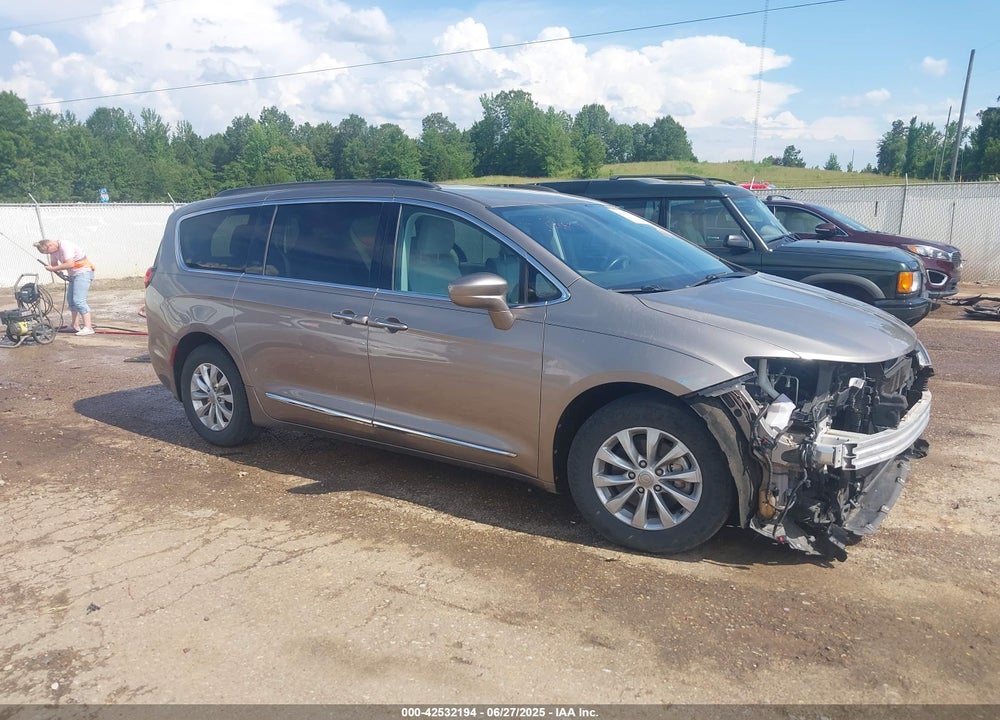2017 CHRYSLER PACIFICA TOURING L VIN: 2C4RC1BG3HR691654