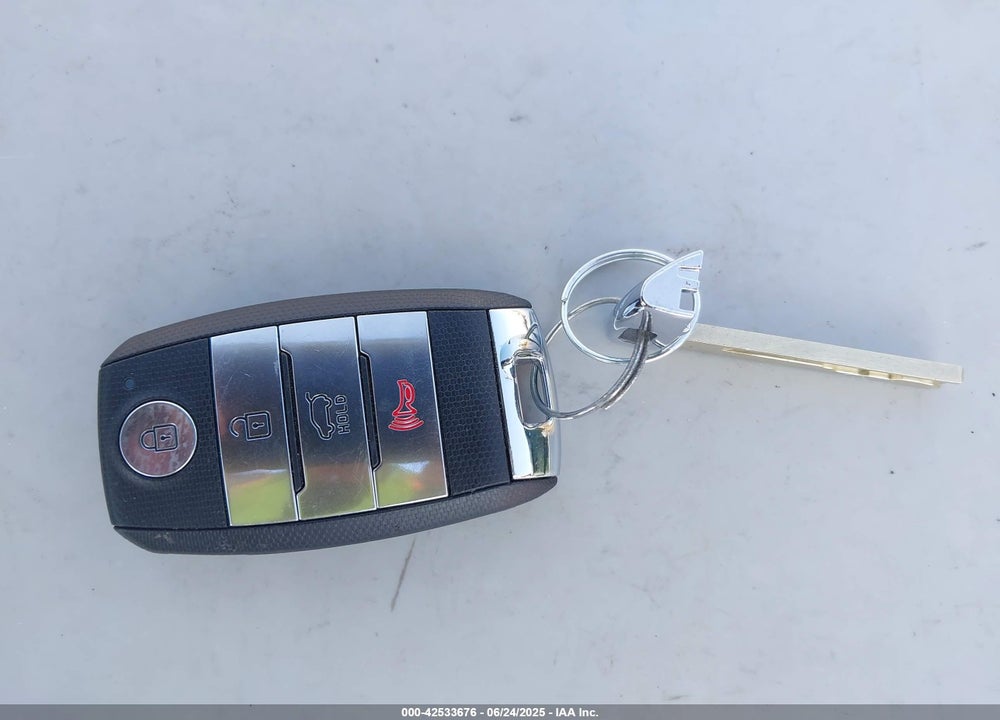 2017 KIA SORENTO VIN: 5XYPKDA5XHG307983