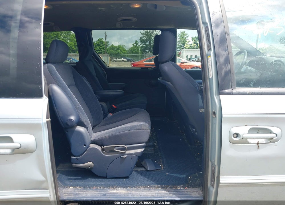 2001 CHRYSLER TOWN & COUNTRY LX VIN: 2C8GP443X1R265908