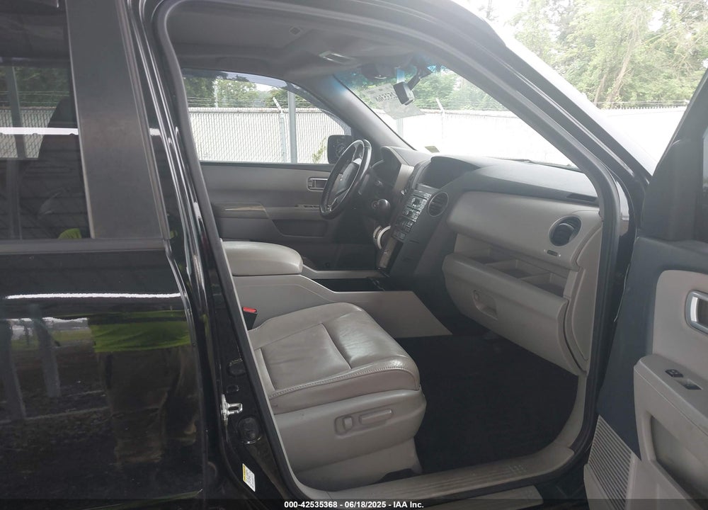 2011 HONDA PILOT VIN: 5FNYF4H61BB065719