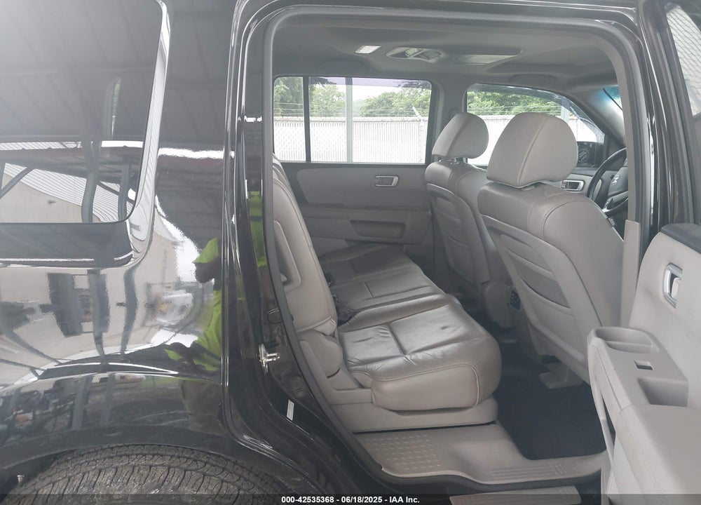 2011 HONDA PILOT VIN: 5FNYF4H61BB065719