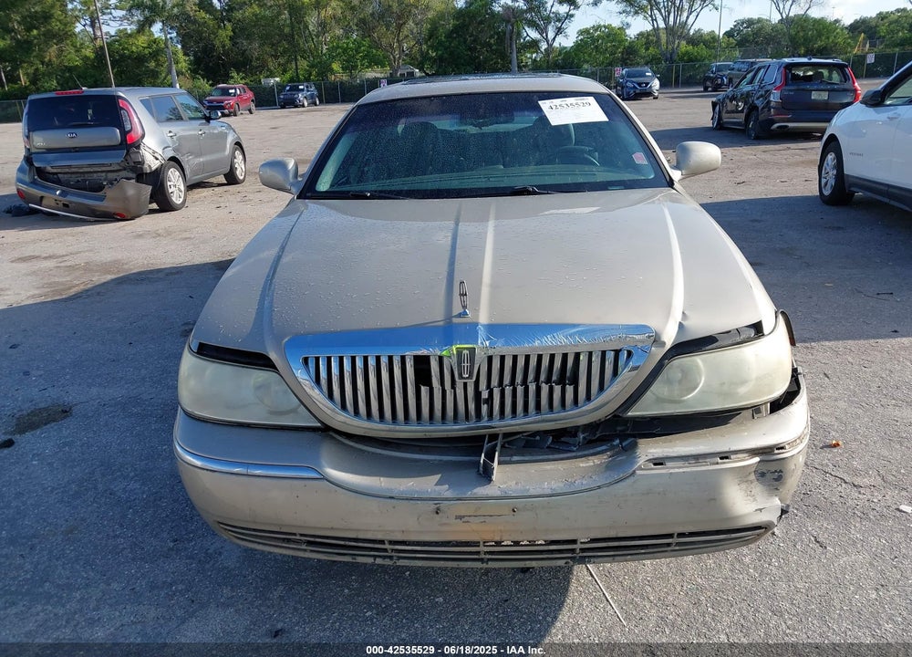 2006 LINCOLN TOWN CAR VIN: 1LNHM81V26Y642130