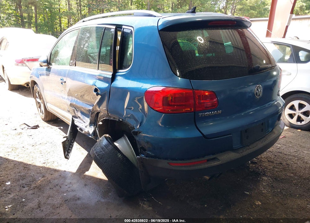 2017 VOLKSWAGEN TIGUAN VIN: WVGSV7AX0HK011669