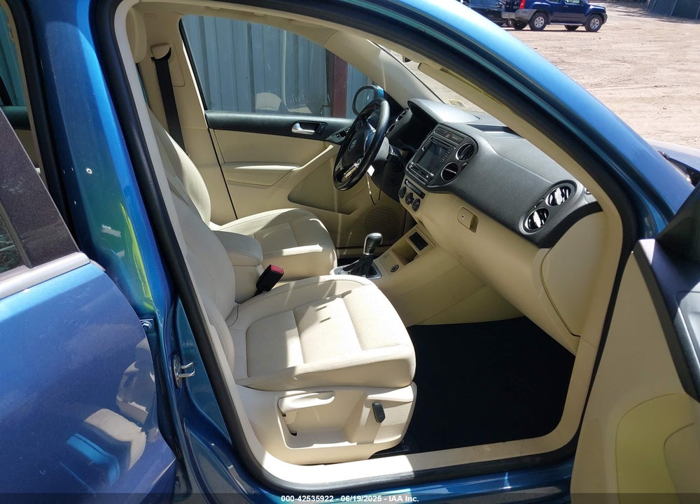 2017 VOLKSWAGEN TIGUAN VIN: WVGSV7AX0HK011669