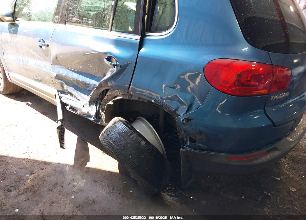 2017 VOLKSWAGEN TIGUAN VIN: WVGSV7AX0HK011669