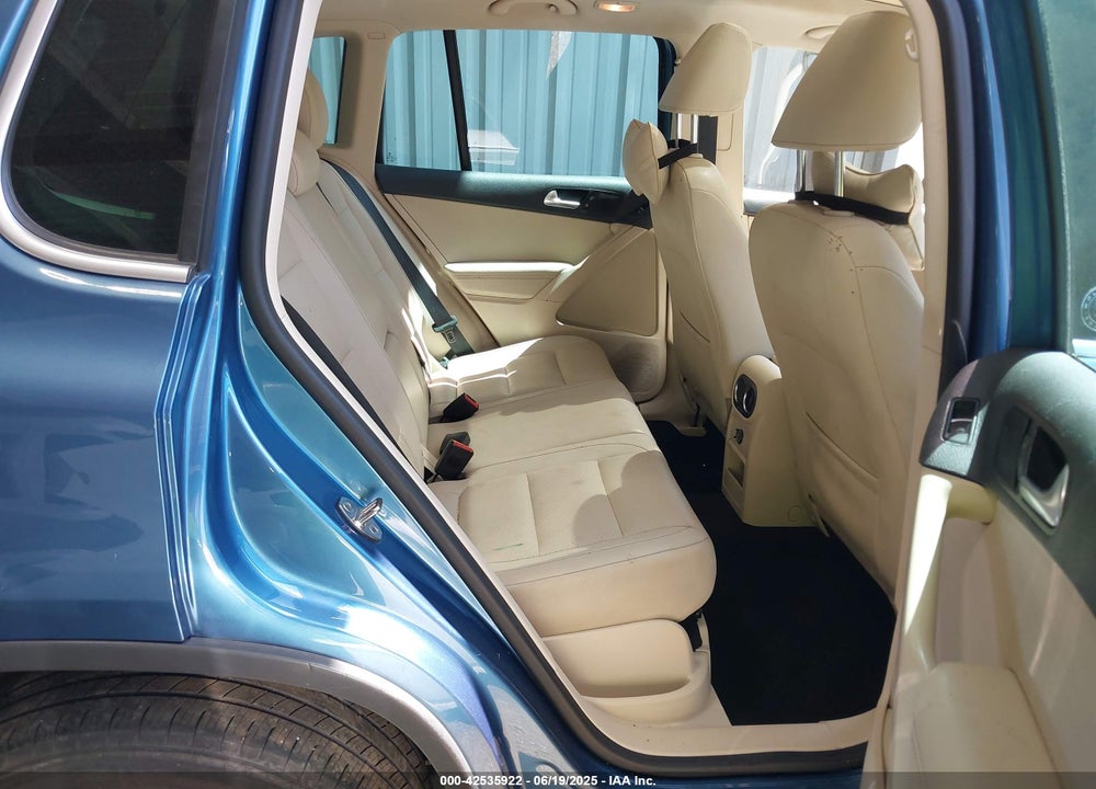 2017 VOLKSWAGEN TIGUAN VIN: WVGSV7AX0HK011669