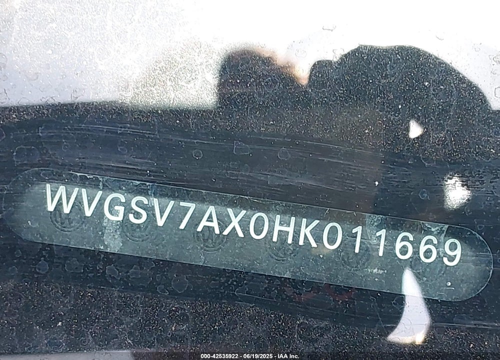 2017 VOLKSWAGEN TIGUAN VIN: WVGSV7AX0HK011669