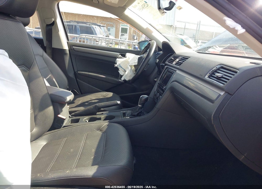 2017 VOLKSWAGEN PASSAT VIN: 1VWDT7A35HC037076