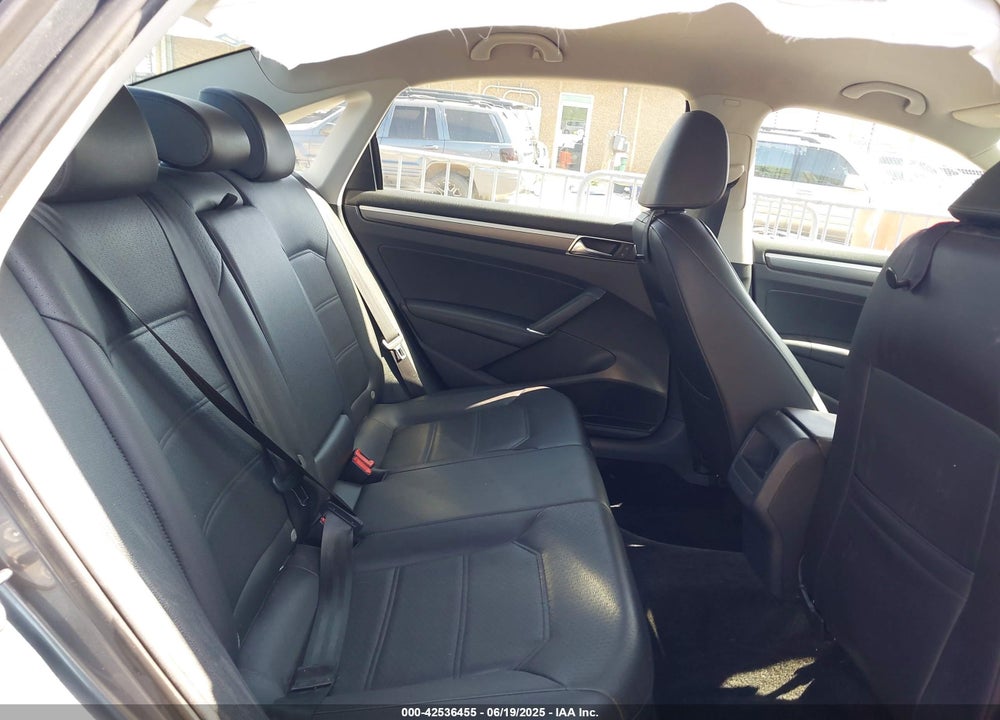 2017 VOLKSWAGEN PASSAT VIN: 1VWDT7A35HC037076