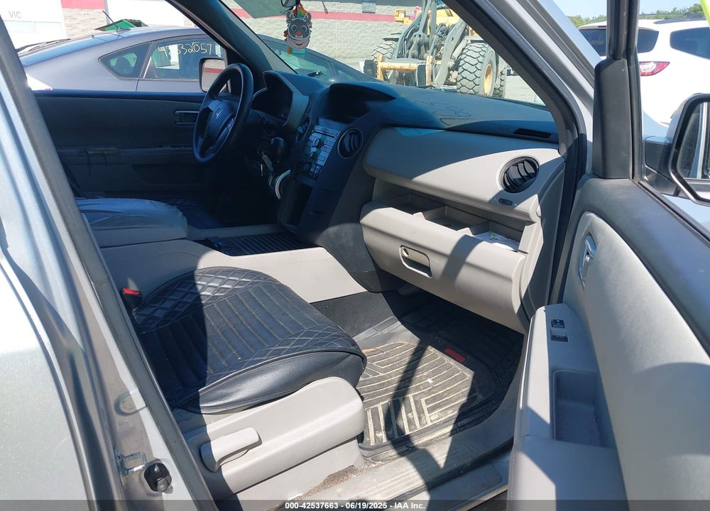 2011 HONDA PILOT LX VIN: 5FNYF4H27BB036500