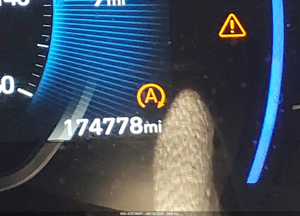 2019 HYUNDAI SANTA FE VIN: 5NMS33AD9KH104394