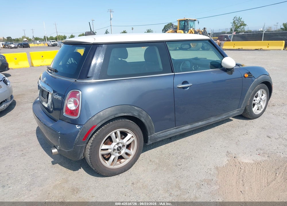 2011 MINI COOPER VIN: WMWSU3C52BT091518