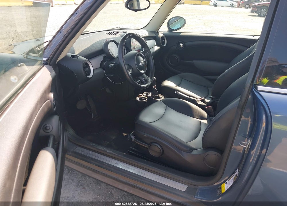 2011 MINI COOPER VIN: WMWSU3C52BT091518