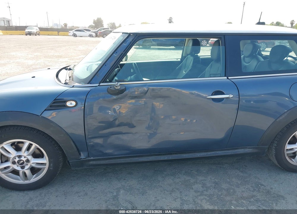 2011 MINI COOPER VIN: WMWSU3C52BT091518