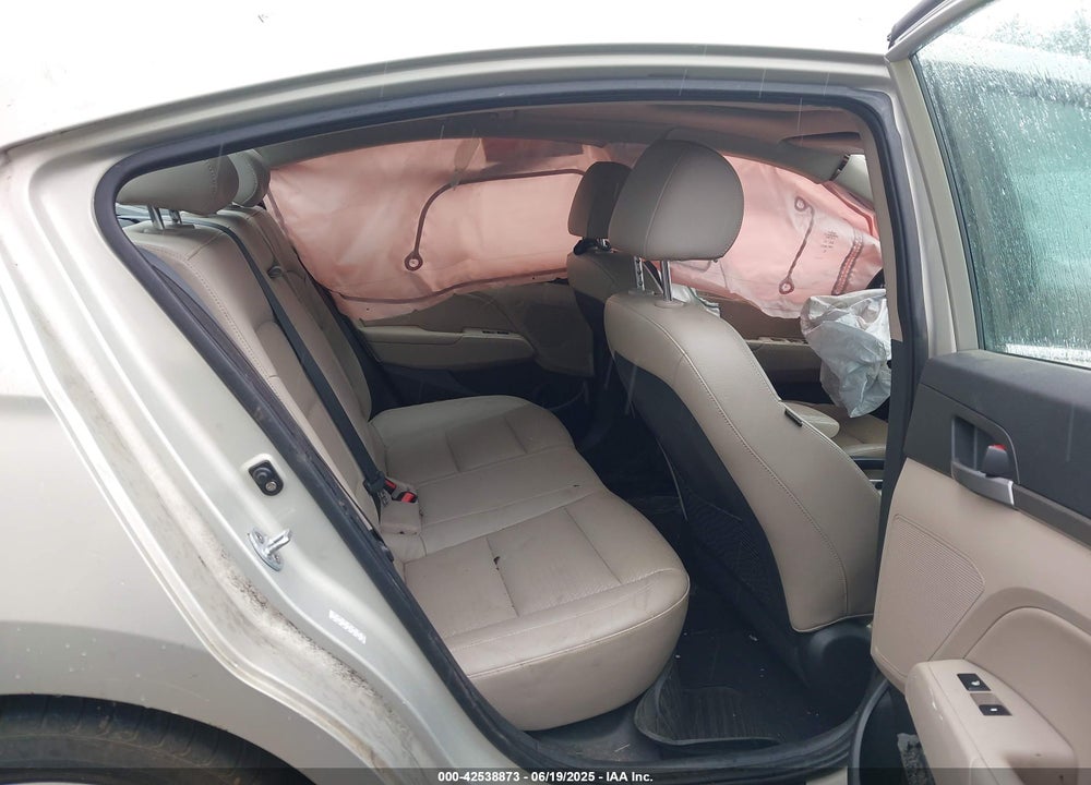 2017 HYUNDAI ELANTRA VIN: KMHD84LF0HU176645