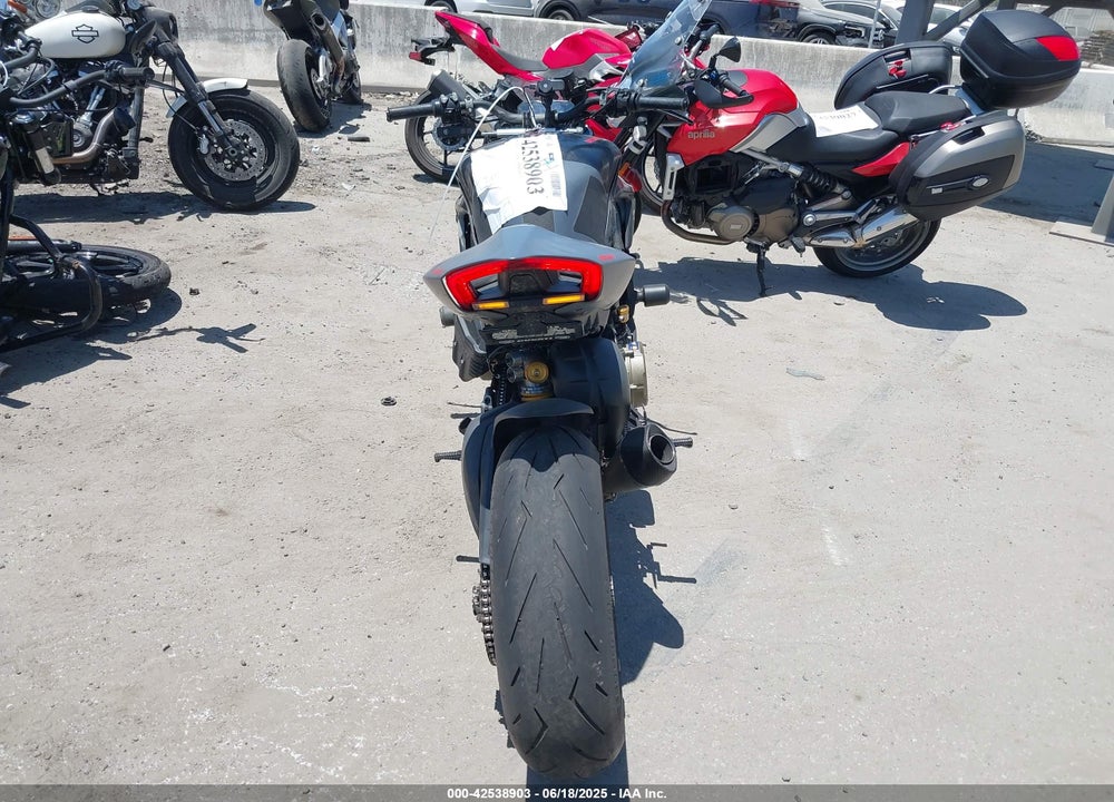 2024 DUCATI STREETFIGHTER V4/V4S VIN: ZDMFAKWW0RB009219